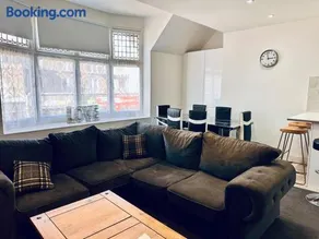 High Street Duplex 3 Bed Flat - Image 4