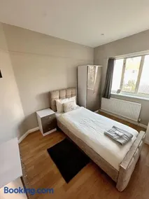 Smart and Chic 2 bed Apartment - Image 4