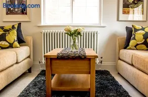 Little George, Henley-in-Arden Luxury Apartment with Private Parking - Image 4