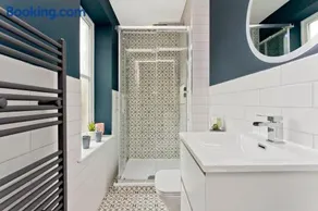 Modern City Centre 2 Bedroom 2 Bathroom Apartments, Main Door Ground with Private Parking - Image 4