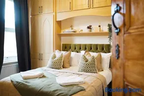 Elegant 4BR Houghton St Sleeps 7 by Stay With Us - Image 2