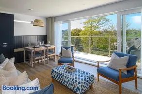 Luxury 2bed apartment with parking 5min walk to beach - Image 2