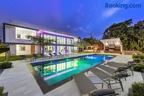 Luxury 9-Bedroom Villa in Southwest Ranches with Private Pool, Jacuzzi, and Movie Theater, Sleeps 20 - Image 1