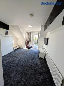 Modern Spacious Flat Near Aylesbury Station -Brand new - Image 5