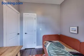 Edgewater Andersonville-area Apt Close to Loyola Lake EZ Parking - Image 3