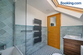 RA7C For your most relaxed & Cosy stay + Free Parking + Free Fast WiFi  - Image 4