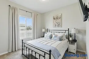 Spacious Country Farmhouse Retreat, Sleeps 16, Pool, Movie Room - Image 2