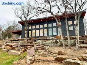 Luxury Lakeview Retreat - Image 3