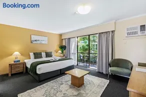 Leafy Studio Retreat near Shops Motorway Access by Custom Bnb Hosting - Image 1