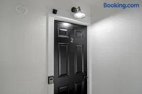 The Willow Suite Near DT & Hospital - Image 2