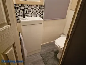 Caravan Sleeps 6 with Parking - Image 2