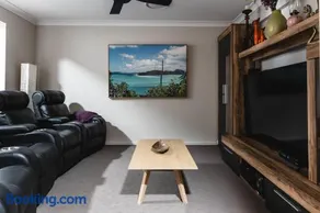 Entertainer's Paradise! Child =& pet friendly Pool spa, movie room - close to Australia Zoo - Image 4