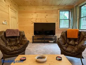 Creekside Getaway - King Bed - Full Kitchen - Image 4