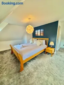 Serene Retreat - Hot Tub - Pool Table - Close to New Forest and Bournemouth Beach - Sleeps 12 - Image 4