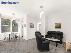 Sunny 2BR Family Unit - Walk to Beach and Shops - Image 3
