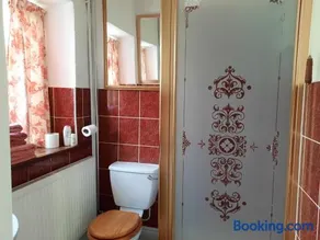 Spacious double en-suite - Image 3