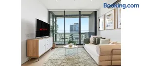 Waterfront 2-Bedroom Apartment with Pool, Gym & Free Parking - Image 1