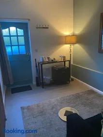 Self-contained, Framlingham Snug, Private Parking, no cooking facilities - Image 4