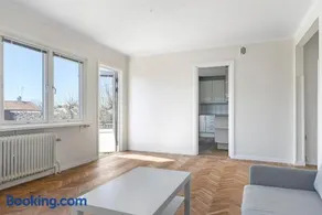 Spacious villa close to the city in Enskede - Image 2