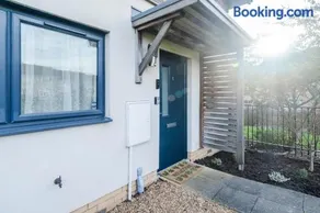 2 bedroom Elegant home in Huntingdon - Image 4