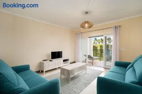 Cosy Two Bedroom Apartment - Image 4