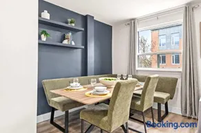 Modern & Spacious 2BR Loft with Balcony & Parking - Image 1
