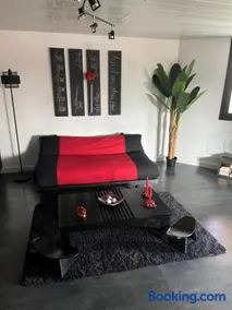Comme dans un écrin - T2 de 50 m² avec jardin, terrasse et piscine - Image 5