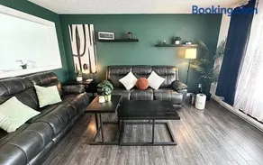 Fully Furnished, 5 Bedrooms, 2 Kitchens, Free Parking, Corporate Housing - Image 3