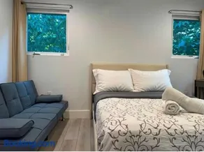 1 full bed with En-Suite bath surrounded by greenery - Image 2