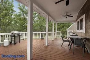 Mountain retreat chalet w hot tub & deck - Image 2