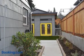 Cozy Crown Hill Carkeek Cottage 2 Beds, Full Kitchen & Backyard in North Seattle - Image 2