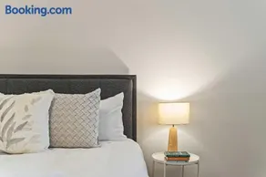 Neutral Bay Escape with Pool Parking and Views - Image 2
