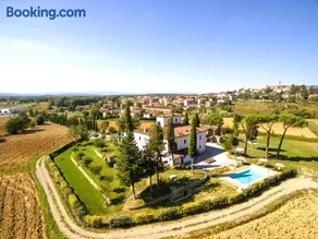 Farmhouse with swimming pool surrounded by greenery just 20 minutes from Arezzo - Image 4