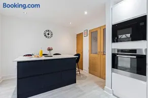 Tilly's Townhouse With parking - Image 5