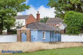 Magical Gate Lodge on Dublin Coast - Image 1