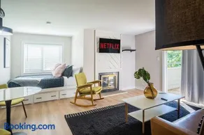 Good Vibes Only Studio Condo for 2 wifi pool WFH - Image 4