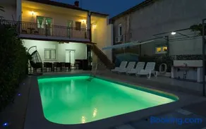 Beachfront Holiday Home MaMi - Image 3