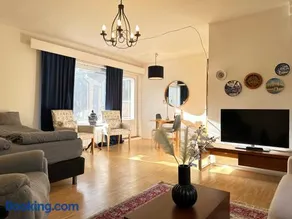 Cozy Independent House with Free Parking and 20 mins to center - Image 3