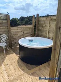 Shepherds hut with Hot Tub pet friendly - Image 5