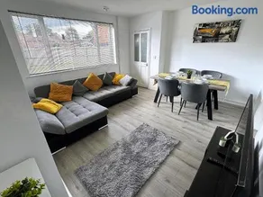 Spacious 3 Bed House in Northampton - Sleeps 6 - Driveway Parking - Fast WiFi - Image 1