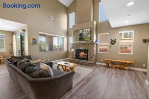 The Maple Ridge Hot-Tub and BBQ and Game Room! - Image 4