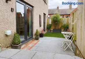 Cosy hideaway - parking and relaxing patio area - Image 5
