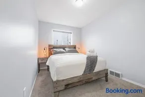Large Townhome Near Anthony Henday in Ellerslie with Driveway & Visitor Parking, King Bed, 4 Queen Beds, Fully Equipped Kitchen & More! - Image 2