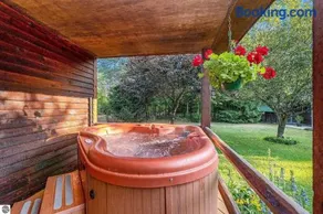 Majestic Escapes Hot Tub Firepit Deck Large Yard - Image 1