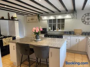 Cotswold farmhouse with Hot tub near Castle Comb - Image 3