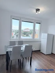 Pohodlný apartmán s klímou blízko centra Prievidza - Image 3