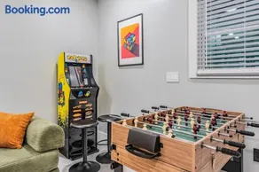 Heated Pool & Game Room Pet Friendly Near Stadium & Airport - Image 2