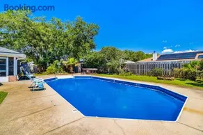 Inviting dog-friendly home with pool hot tub enclosed yard & WD - Image 1