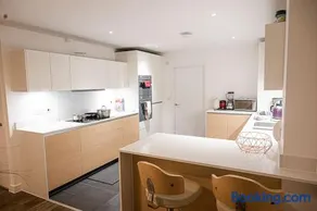 Exquisite cozy house, close to Train Station and amenities - Image 4