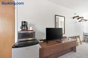 Eagle Motel Suite 226 - Image 3
